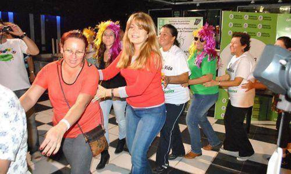 Cientos de abuelos expresaron su esp�ritu joven bailando en una discoteca de Costanera Sur