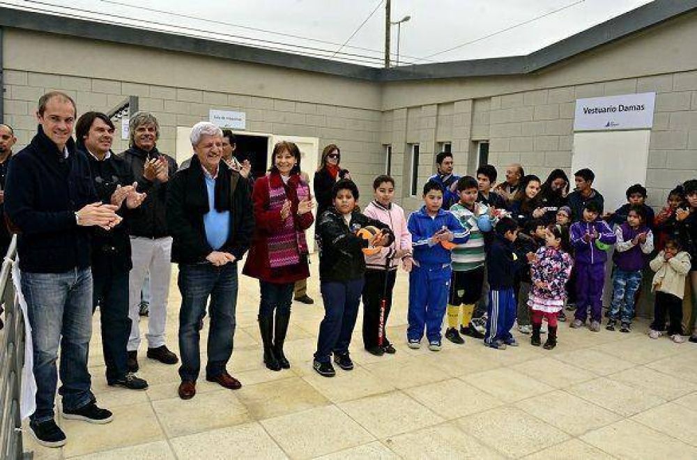 Luis Andreotti inaugur� los nuevos vestuarios del Polideportivo N� 2