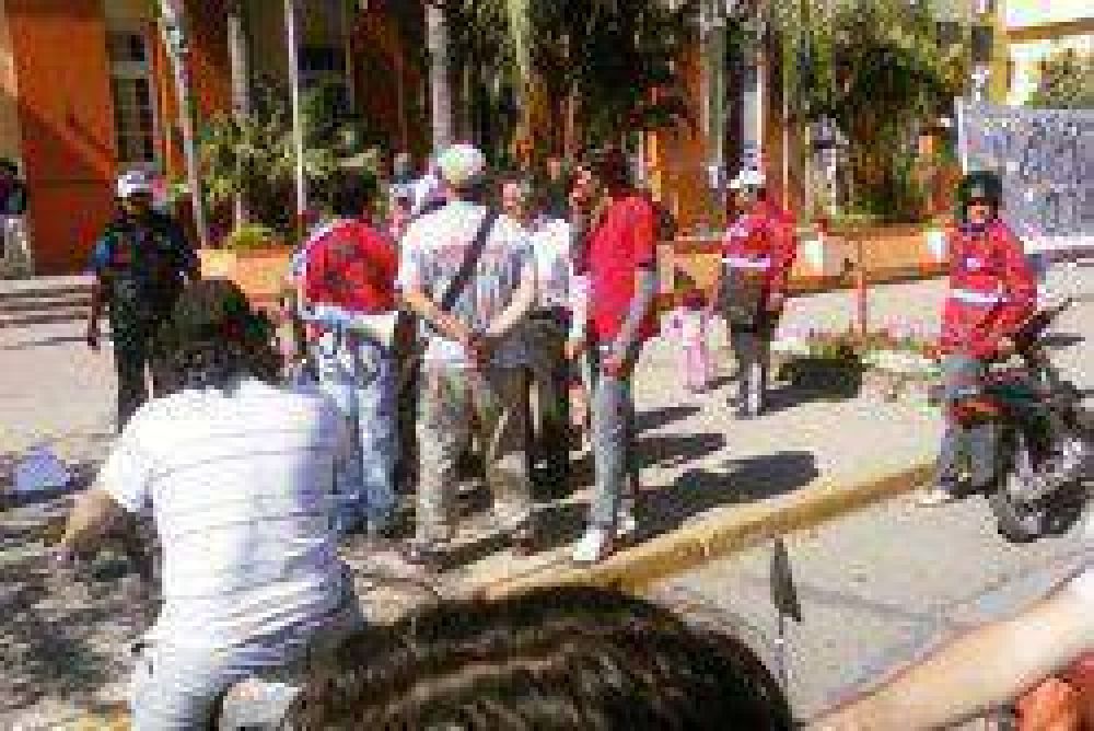 Motomandados y periodistas con tolerancia en el estacionamiento