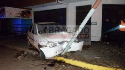 Le quit� el auto a su hermana y se estrell� contra una columna
