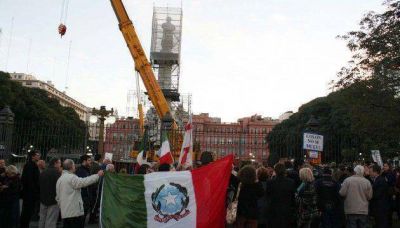 Protesta contra el traslado del monumento de Col�n