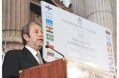 Enojado, Cobos pone l�mites y no va al acto de la UCR y Carri�