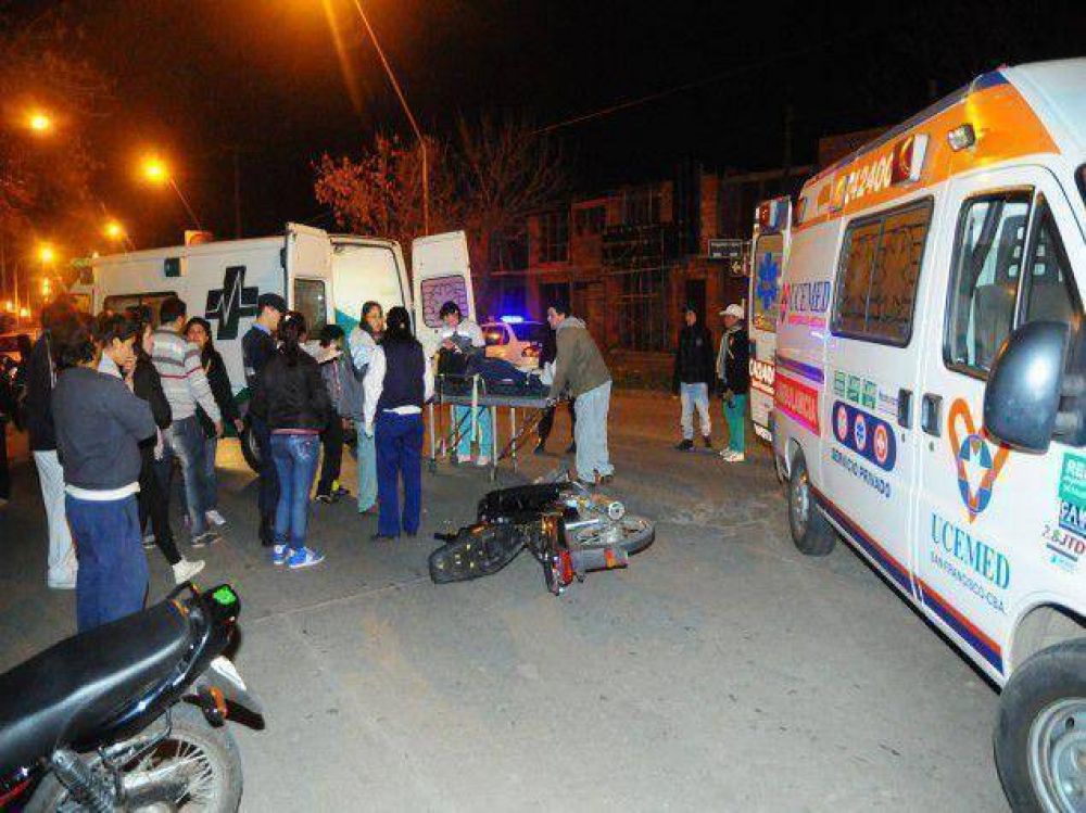 Dos j�venes heridos al chocar auto y moto