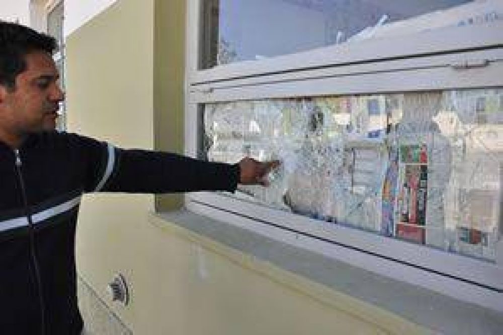Escuela Julia Le�n, Rawson: rompieron mucho y se llevaron poco	