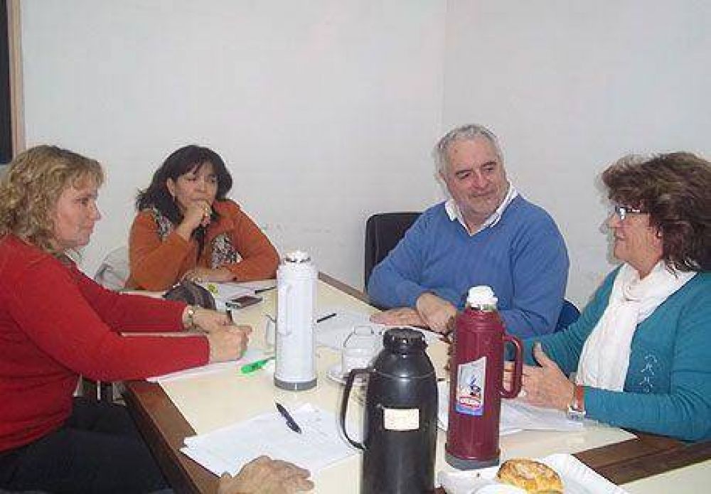 Legisladoras con funcionaria por proyecto que regula Centros de Adultos Mayores