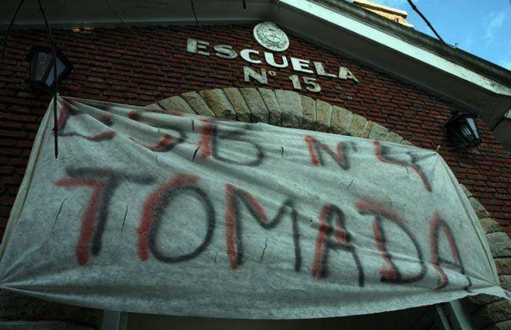 A un mes del inicio de las tomas estudiantiles: cuando las escuelas se caen a pedazos