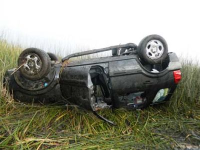 Rescatan a tres personas atrapadas en un vuelco 