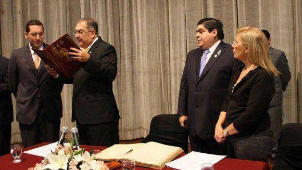 La C�mpora empieza a pisar fuerte en el gobierno de la UNT