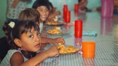Comisiones directivas de comedores infantiles en desacuerdo con la directora del programa
