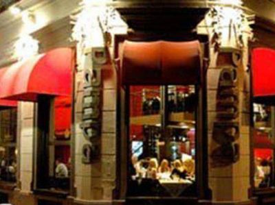 Tres hampones con un arma de fuego y picanas port�tiles asaltaron una parrilla del macrocentro
