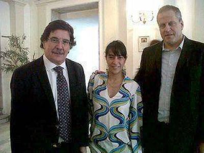 El ministro Sileoni prometi� becas y un polideportivo para la ciudad de San Pedro