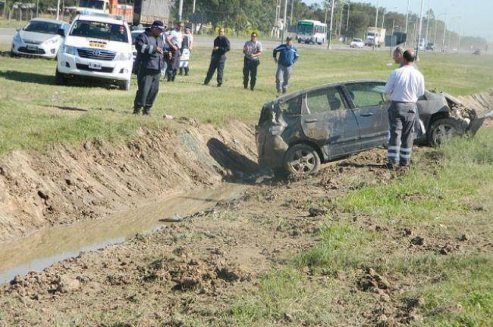 Perdi� el control de su autom�vil y lo incrust� entre los carriles de la Autov�a