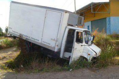Por evitar un choque, un cami�n termin� dentro de un desag�e pluvial