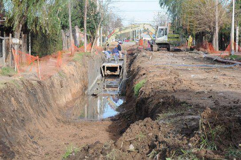 Realizan obra hidr�ulica sobre la calle Viena en Malvinas Argentinas