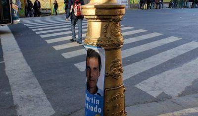 Ciudad multa a Redrado por afiches ilegales