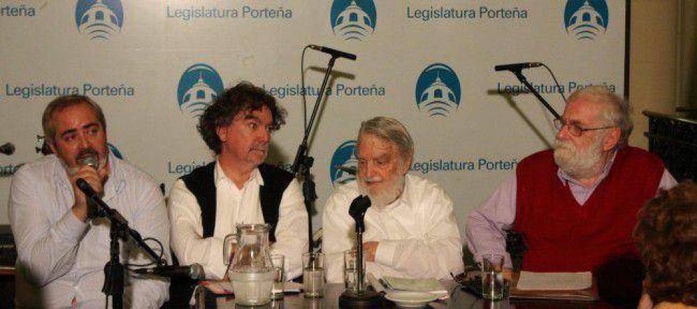 Bayer: �No hay democracia mientras haya villas miseria�