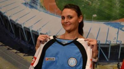 Georgina Bardach juega el f�tbol