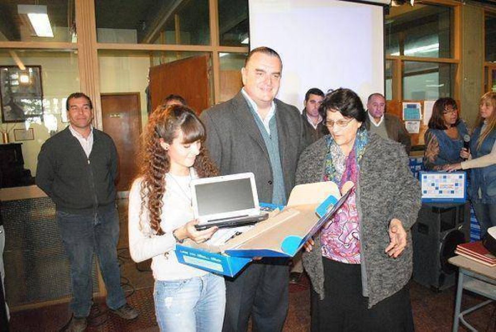 Se realiz� la entrega de 388 Netbooks en el Colegio Marcos Sastre.