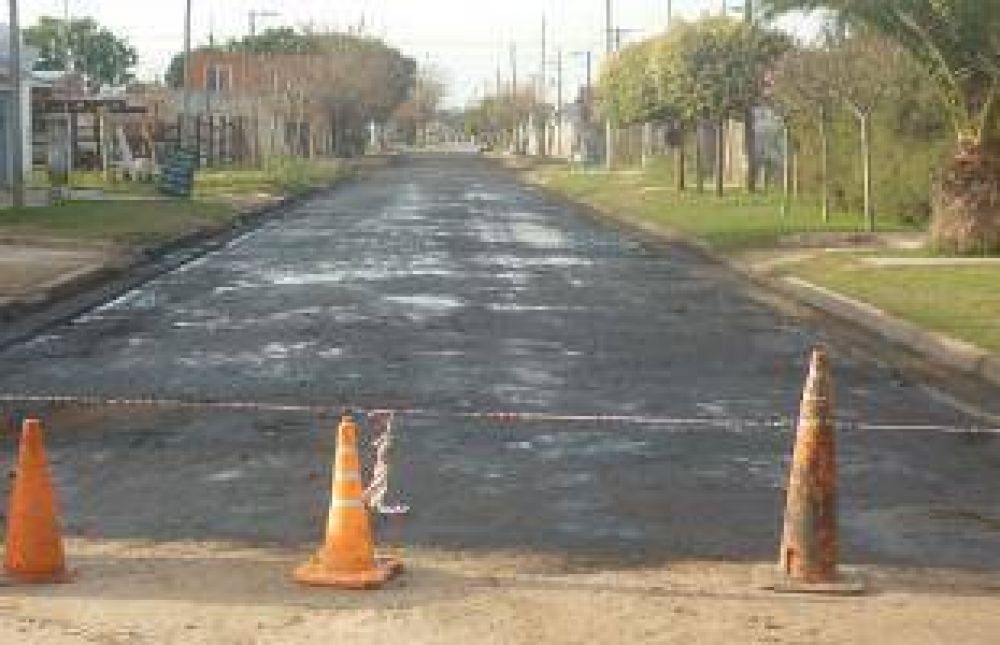 Pavimentan calle Casella y mejoran calles del barrio Los Amigos