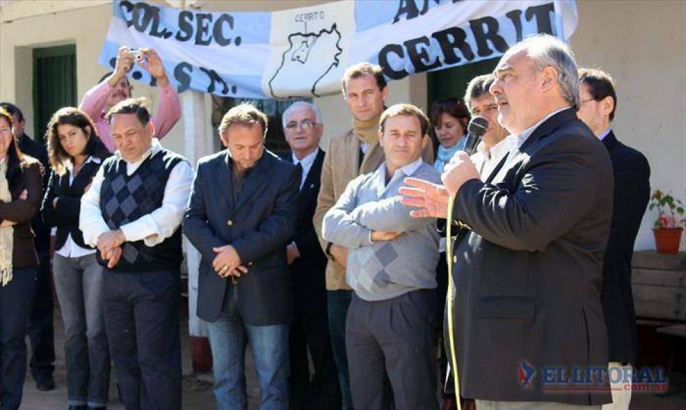 Paraje Cerrito: Colombi entreg� equipamiento y verific� obras en una escuela