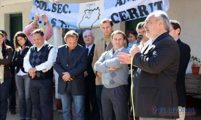 Paraje Cerrito: Colombi entreg� equipamiento y verific� obras en una escuela