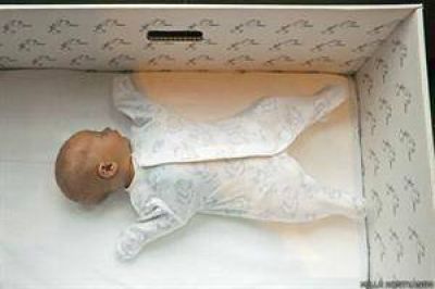 Por qu� los bebes de Finlandia duermen en cajas de cart�n