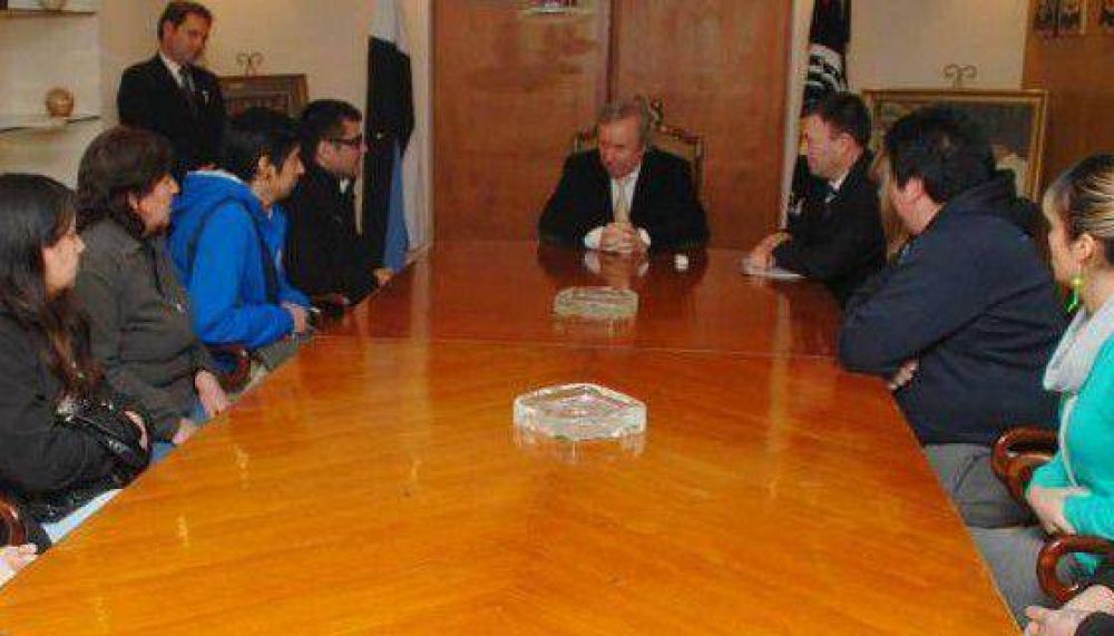 Gobernador entreg� m�s de ochenta mil pesos a instituciones deportivas
