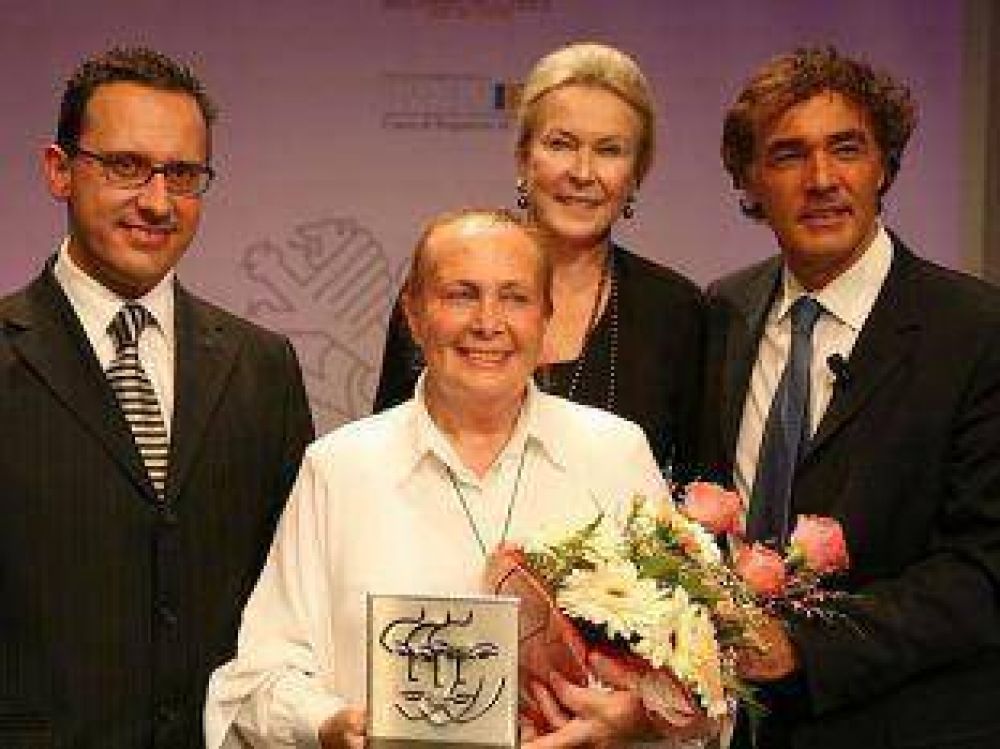 Natty Petrosino, la �Madre Teresa� argentina, recibi� premio por labor en derechos Humanos