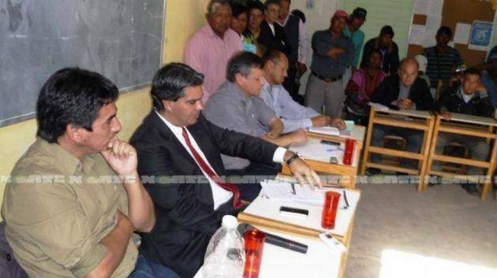 Capitanich retorn� a Castelli con agenda abierta para mantener la paz social