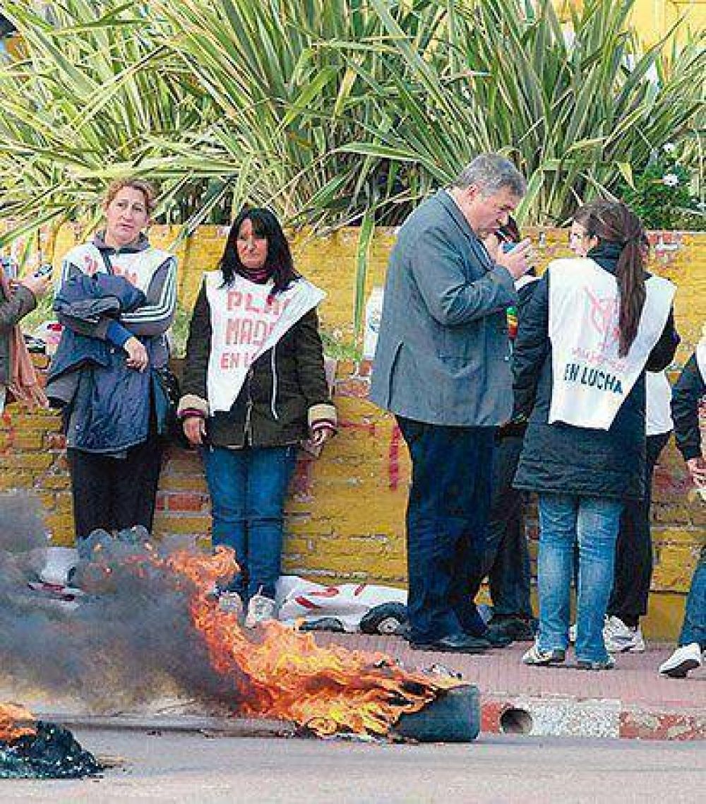 Mujeres del Plan Madres quemaron gomas para exigir trabajo