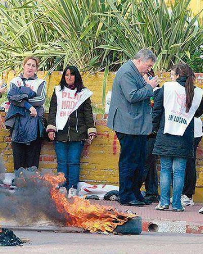Mujeres del Plan Madres quemaron gomas para exigir trabajo