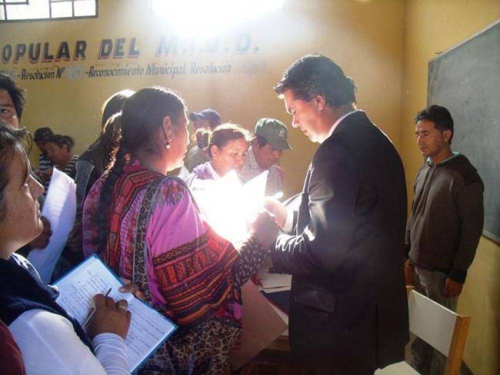 El Gobernador fue a Castelli sin custodia y brind� respuestas a movimientos sociales
