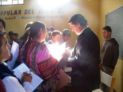 El Gobernador fue a Castelli sin custodia y brind� respuestas a movimientos sociales