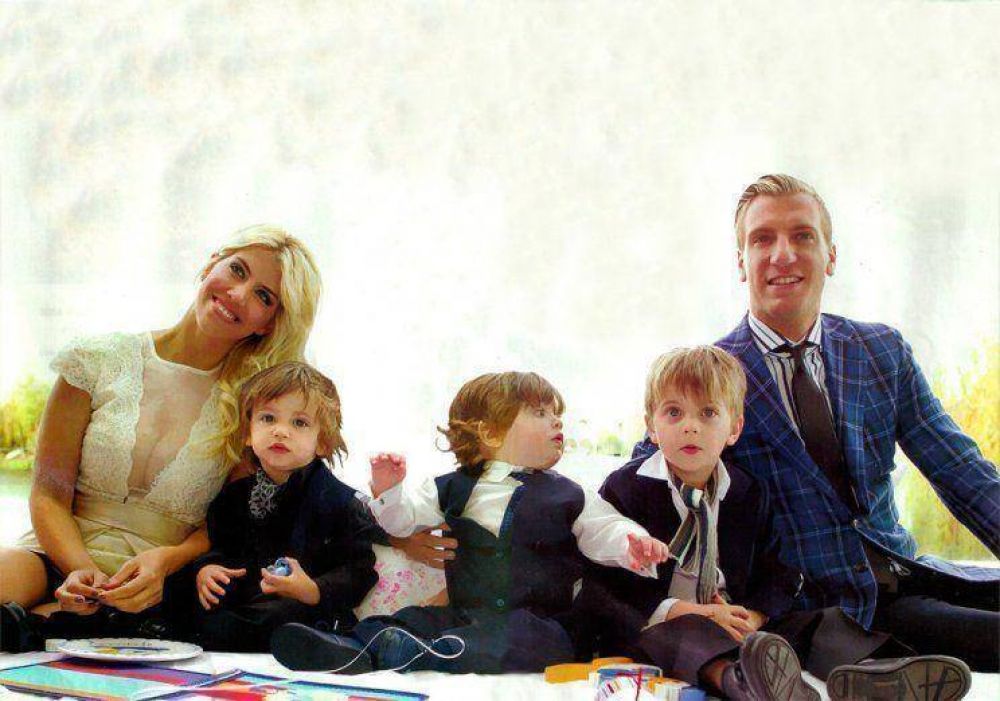 Wanda Nara mostr� a su familia, pero una mano se col� en la foto