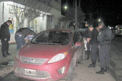 Asaltan a due�a de sandwicher�a dentro de su auto y le roban importante suma de dinero