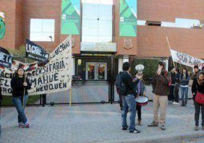 Pedir�n ayuda externa para costear boleto universitario 