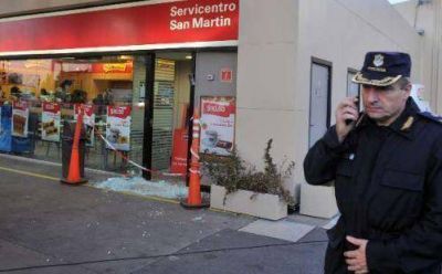 Encapuchados quisieron robar un cajero de una estaci�n de servicio en Villa Lynch