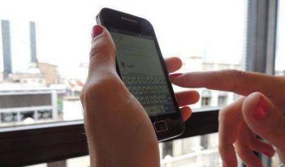 Advierten sobre carga de celulares en kioskos