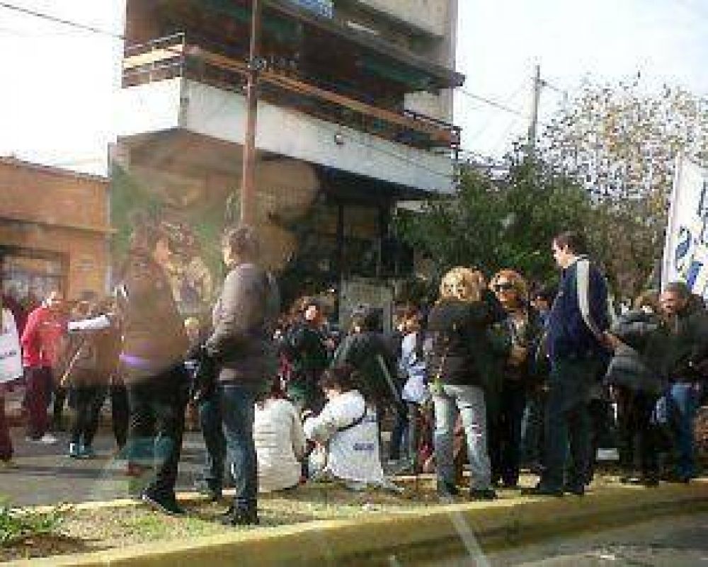 El Frente de Gremios Estatales de Quilmes fue al Consejo Escolar
