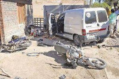 Una camioneta ingres� en una casa tras chocar con una moto