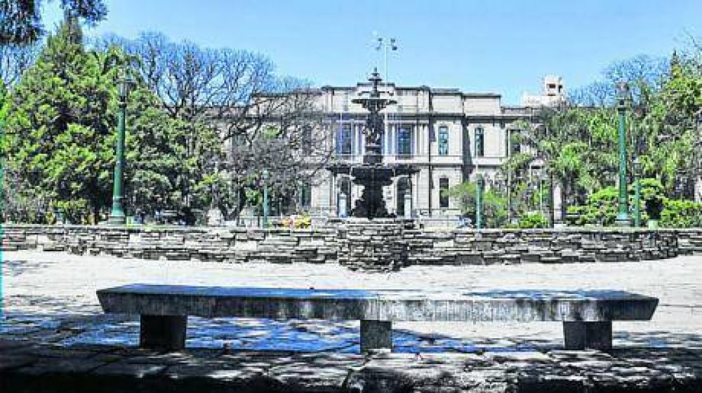 Analizan poner estacionamientos debajo de Chacabuco y cuatro plazas