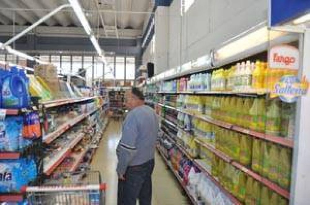 Acuerdo de grandes supermercadistas con la Secretara de Comercio Interior: con algunas faltantes en las gndolas, rige el congelamiento de precios