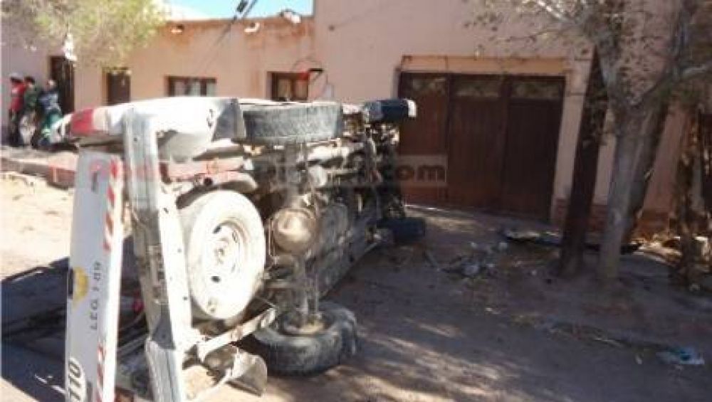 Volc� camioneta de Vialidad Provincial: una mujer herida