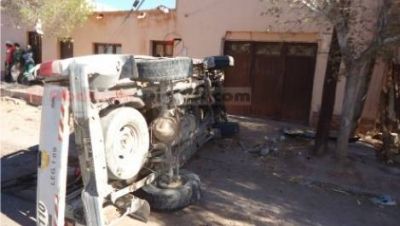 Volc� camioneta de Vialidad Provincial: una mujer herida