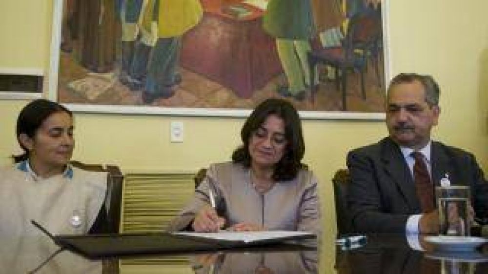 Luc�a entreg� cheques para la preservaci�n de bosques nativos
