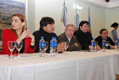 El gobernador Peralta afirm� que el congelamiento de precios �no sirve�