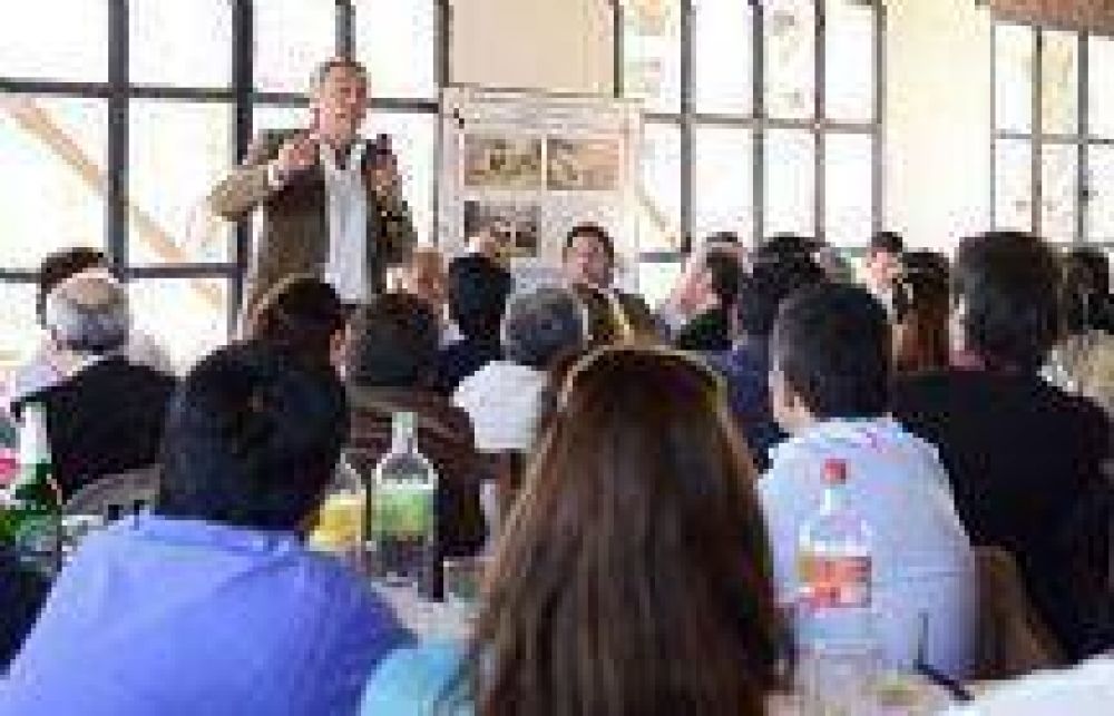 J�venes profesionales y funcionarios municipales dieron su apoyo a Rodolfo Urtubey