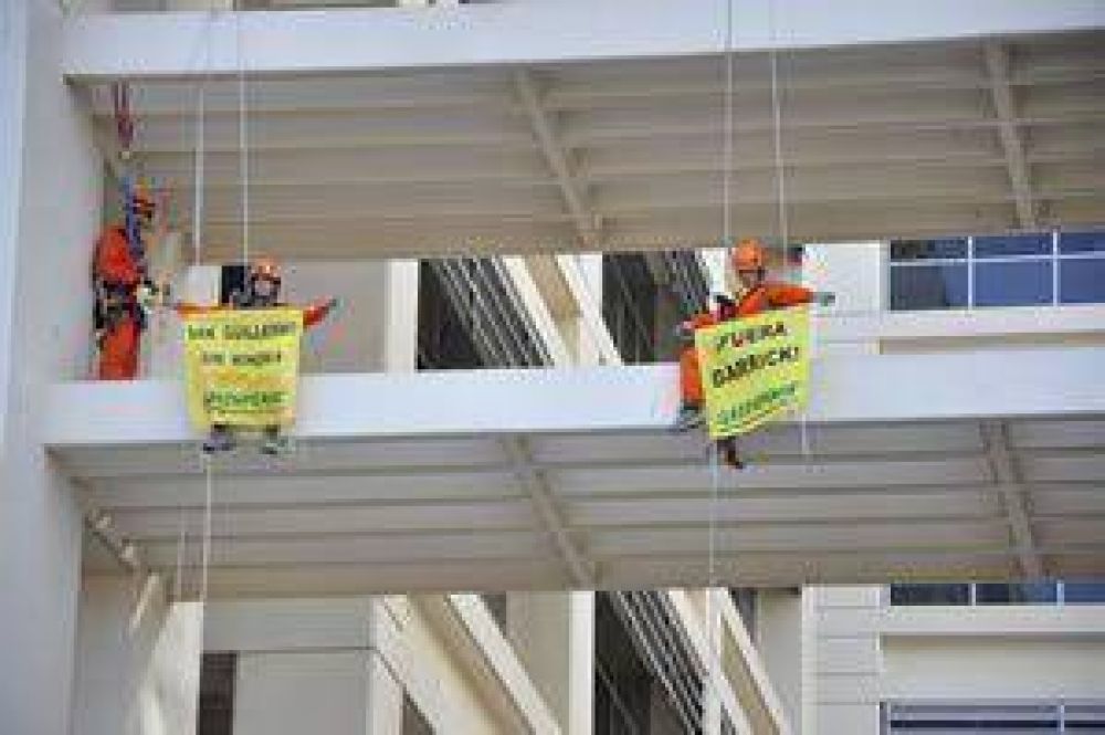  Activistas protestan contra actividades de Barrick	