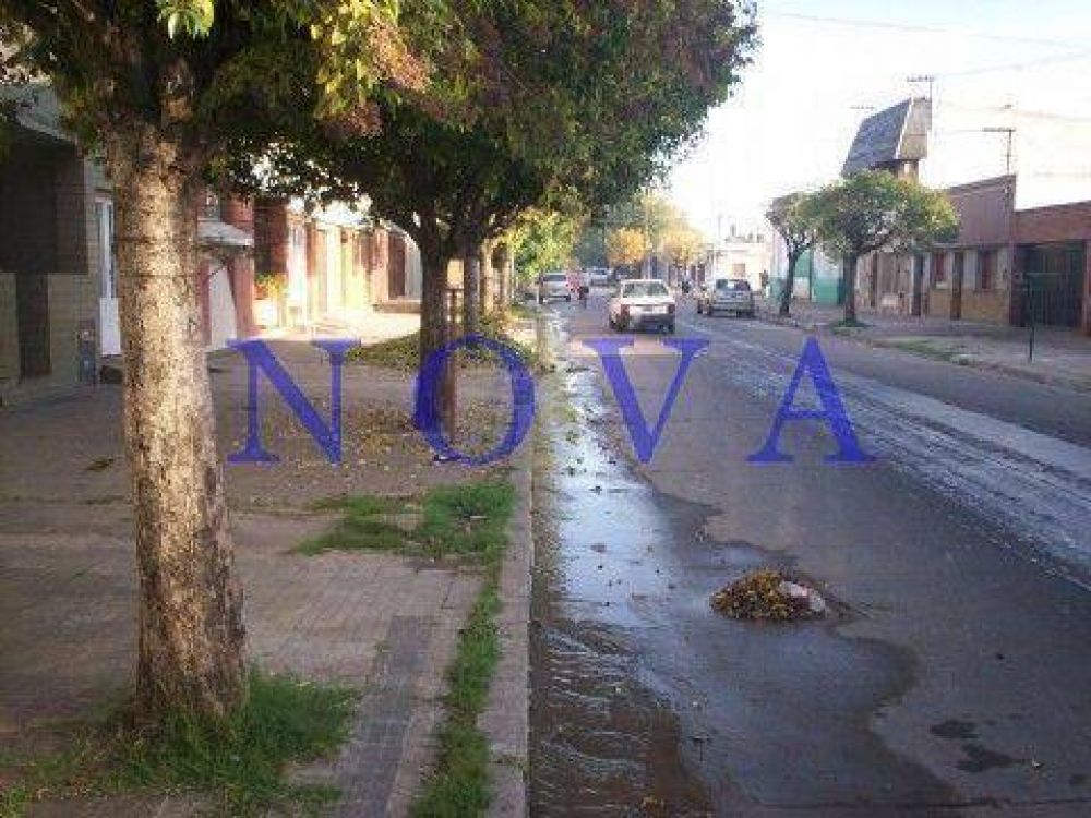 ABSA no responde: cloacas tapadas, olor nauseabundo y derroche de agua