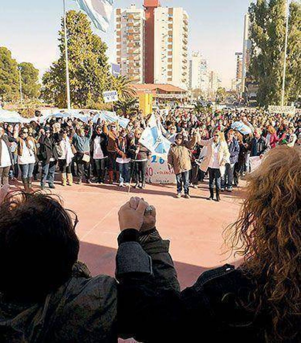 Los docentes marcharon por la violencia